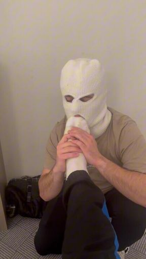 Meine riesen Feets in der Fresse eines Glücklichen subs…