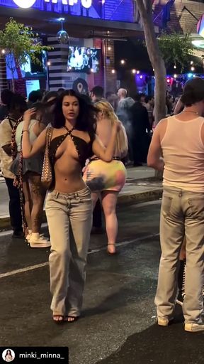 Aussie model shows off her stomach and sideboob