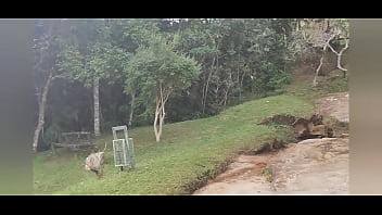 Trilha, cachoeira e muito sexo em p&uacute_blico!