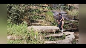 Trilha, cachoeira e muito sexo em p&uacute_blico!
