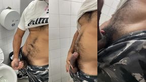 curtindo com os boys no banheiro publico - part 01