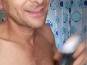 Raso la barba mi sparo un bel segone con tanti sputi e sborra