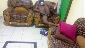James Brayan abandonne sa femme sur le lit conjugal et se masturbe tout seul au salon..