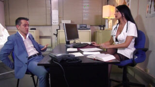 Stracy Stone e Tarra White engolem o pau de Titof depois de uma intensa sessão de sexo anal