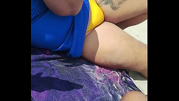Ruiva casada se exibindo na praia