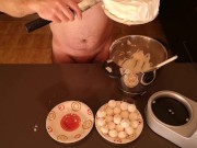 Cicci77 dopo aver raccolto 50 grammi di sborra, prepara una torta meringata allo sperma!