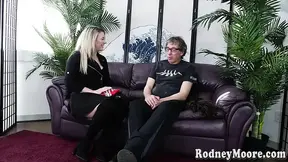 Hotty twerker tongues his ass while getting stuffed