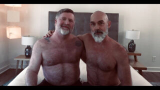 Medvědí tatínek si během žhavého fitness sezení bere syrový penis do chlupaté díry