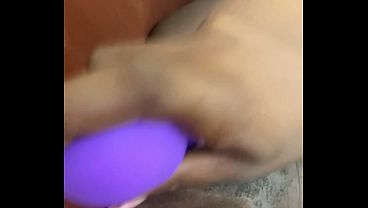 elle suce bien avant de l'_introduire dans sa chatte