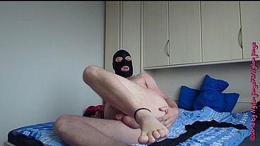 Kleiner Enger Kaputter Catsuit