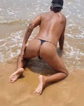 Ladysilva crossdress de calcinha na praia que bunda gostosa