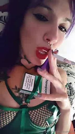 Powersmoking Beauty in Green