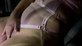 Llega caliente de la fiesta follada en el carro