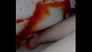 Mi amigo gay de la escuela me mand&oacute_ un video de sus piernas y no pude evitar jalarme el huevo contemplando sus muslos.