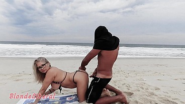 Fodendo com 3 roludos na praia da Reserva, pra todo mundo ver.
