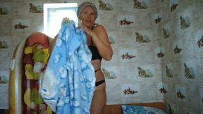 Sexy Housewife on Vacation by the Sea Erotically Cleans Her Room and Shows Her Ass in a Bikini