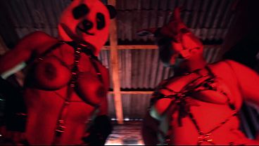 le alquilo mi caba&ntilde_a a dos chicas muy extra&ntilde_as FULL VIDEO