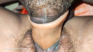 Die Schlampe lässt sich ihren Arsch hart durchnehmen.