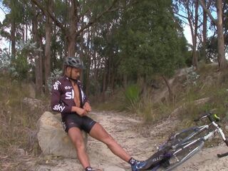 Ciclista Profesional No Aguanta Y Se Corre Sin Importarle Que Lo Miren
