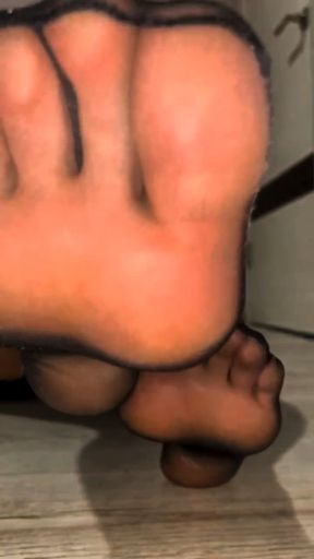My black nylon toes wanna go to your mouth 👄💦