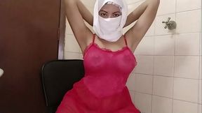 Sexy arabian bi slut masturbate squirting pussy in niqab on webcam
