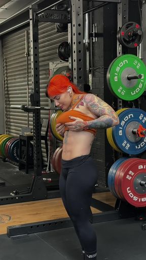 Hot babe with six-pack shows off her abs