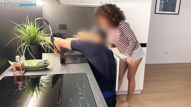 L'idraulico arriva a casa mia e vuole aggiustare i tubi, io voglio scopare con lui e quindi glielo succhio e mi metto il suo cazzo nella figa