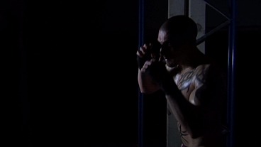 Pétage de fion d'une lope dans les vestiaires - Fighters - Scène 1 - Gaysight.com