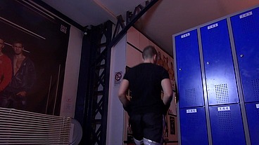 Pétage de fion d'une lope dans les vestiaires - Fighters - Scène 1 - Gaysight.com