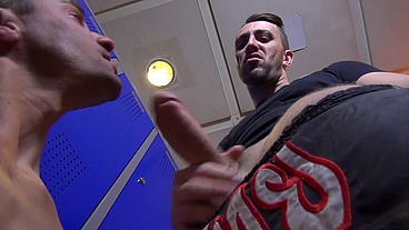 Pétage de fion d'une lope dans les vestiaires - Fighters - Scène 1 - Gaysight.com