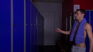 Pétage de fion d'une lope dans les vestiaires - Fighters - Scène 1 - Gaysight.com