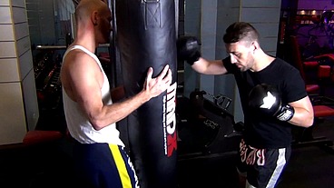 Pétage de fion d'une lope dans les vestiaires - Fighters - Scène 1 - Gaysight.com