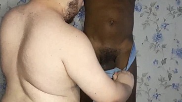 Achei um Africano Na Rua E Levei Pra Casa Pra Dar Um Banho Mas Quando Vi Seu Pau Enorme Não Resisti