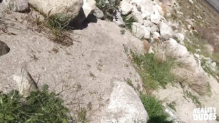 Alex Chandler mit seinem riesigen Schwanz lässt sich ungeschützt anal ficken und gibt dabei Blowjobs, Handjobs, Masturbation und einen Samenerguss.