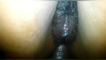 Safada gemendo com a rola no rabo