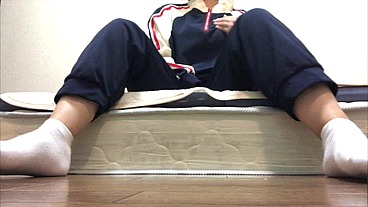 いつも野球部のマネージャーしてるけど、もっこりしている部分を見てマンコに雫が落ちている野球部マネージャー。