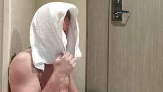 Amatőr amerikai apukák hatalmas faszokkal simogatják és dugnak meg egymás seggét, miközben imádják a lábukat