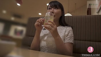 2 girls met at an izakaya with whom had a threesome, and checked her pussy at the spreading legs! Isn&#039_t it so smooth? Are you using herbicide? - Intro