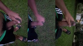 socando uma punheta com meu pauzao no parque