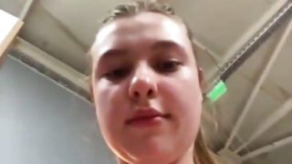Děvka si mlátí do své vlastní těsné prdele