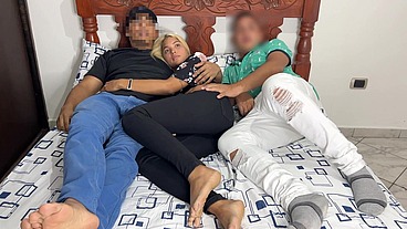 Noche de Pelicula junto a su Novia pero su Novia esta con el Culo hacia mi Lado
