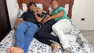 Noche de Pelicula junto a su Novia pero su Novia esta con el Culo hacia mi Lado