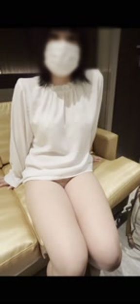 A girl on a matching app spreads her legs in an M-shape while feeling shy [Japanese]