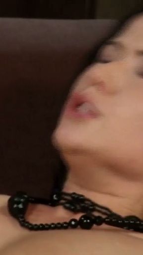 Die Stieftochter vor dem Kamin anal gefickt   Clip 1