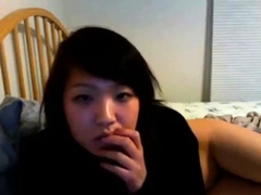 Singaporean Amateur Masturbates on Cam