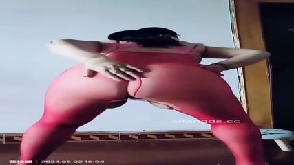 Recommend Douyinsexy mature lady [Hua Zhi] to dance naked for temptation, show off her pussy on a large scale, masturbate to climax with props, dont miss it if you like aunties