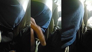 Peguei o ônibus para trabalhar de manhã e o cara foi rosano o pau no meu braço.