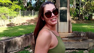 Raquel seduzindo o segurança de uma propriedade particular para deixa-la entrar sem autorização, paguei o favor com sexo e o cara mandou bem demais,foi o melhor sexo da minha vida