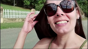 Raquel seduzindo o segurança de uma propriedade particular para deixa-la entrar sem autorização, paguei o favor com sexo e o cara mandou bem demais,foi o melhor sexo da minha vida