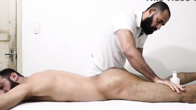 Massagista curou a dor nas costas e o fogo no meu cu